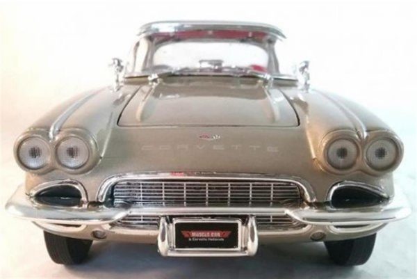 1/18 1961 Chevy Corvette Gri-Gümüş Diecast Araba, AutoWorld 1151 - Görsel 5