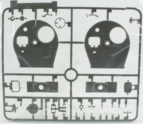 1/35 Tiger 1 Geç Dönem Wittmann'ın Son Tankı Maketi, Dragon 6800 - Görsel 2