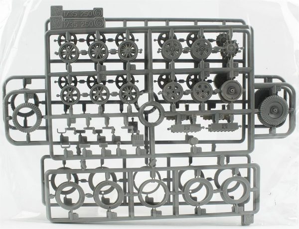 1/35 Sd.Kfz. 10 Ausf. A w/le.FH.18/40 Yarı Paletli personel taşıyıcı ve Top Arabası Maketi, Dragon 6939 - Görsel 2