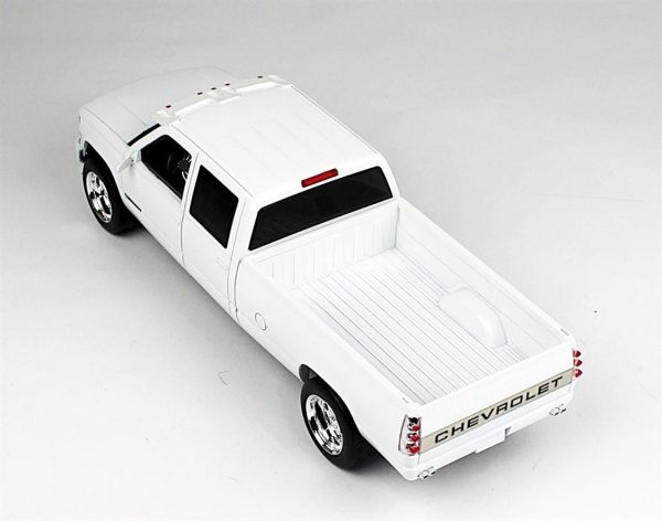 1/18 1997 Chevrolet Gümüşado 3500 Çift Kabin Beyaz Diecast Kamyon, Greenlight 19072 - Görsel 3