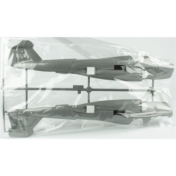 Kinetic K48044 1/48 EA-6B (w/ three-wheel tractor A/S32A-32) Savaş Uçağı Plastik Model Kiti - Görsel 4