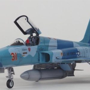 1/32 F-5E (Tiger II) Savaş Uçağı ve 2 Resin Figür Maketi, Kitty Hawk 32018
