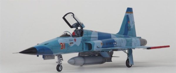 1/32 F-5E (Tiger II) Savaş Uçağı ve 2 Resin Figür Maketi, Kitty Hawk 32018
