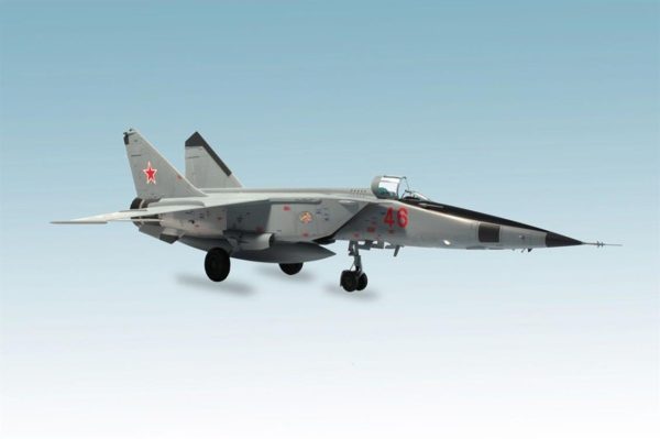 1/48 Mig-25 RB/ RBT Savaş Uçağı ve 2 Resin Figür Maketi, Kitty Hawk 80113 - Görsel 2