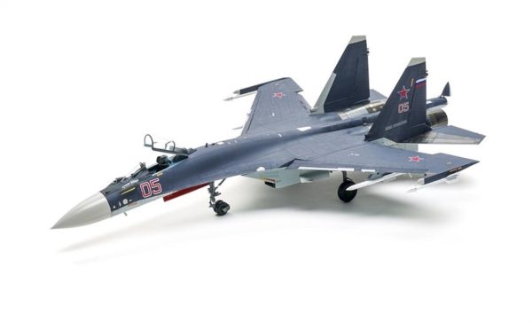 1/48 Su-35 Resin Pilot Figürlü Savaş Uçağı ve 2 Resin Figür Maketi, Kitty Hawk 80128 - Görsel 2