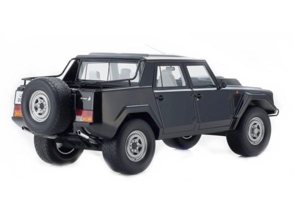 1/18 Lamborghini lM002 (Resin samurai Seri) Siyah Diecast Araba, Kyosho 18508 - Görsel 2