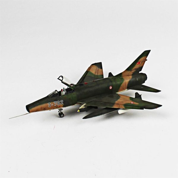 1/72 F-100C Super Sabre Hazır Uçak Maketi - Görsel 2