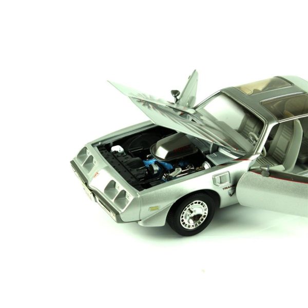 1/18 1979 Pontiac Firebird Transam Gümüş Diecast Araba, Road Signature 92378 - Görsel 3