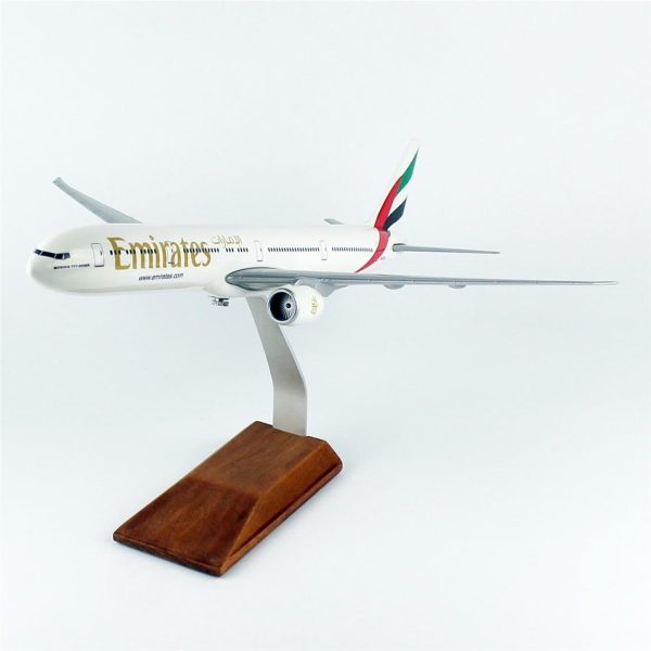 THY052 1/100 Emirates 777-300 ER Yolcu Uçağı Sergilemeye Hazır Ahşap Standlı Model - Görsel 2