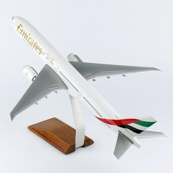 THY052 1/100 Emirates 777-300 ER Yolcu Uçağı Sergilemeye Hazır Ahşap Standlı Model - Görsel 3