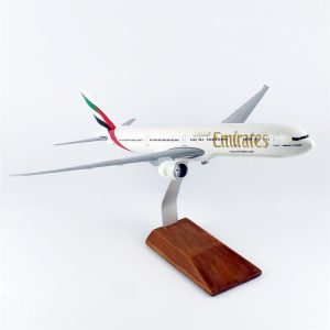 THY052 1/100 Emirates 777-300 ER Yolcu Uçağı Sergilemeye Hazır Ahşap Standlı Model