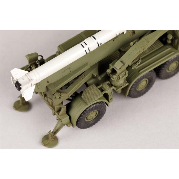 1/72 Rus 9P113 Kamyon ve 9M21 (9K52 Luna-M) Kısa Menzilli Füze Sistemi (FROG-7) Maketi, Trumpeter 07179 - Görsel 4