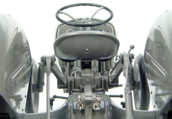 1/16 Ferguson TEA 20 Traktör Diecast, Universal Hobbies UH2690 - Görsel 4