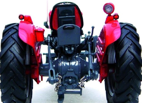 1/32 Massey Ferguson 135 Traktör Diecast, Universal Hobbies UH2785 - Görsel 4