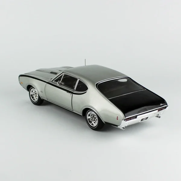1/18 1968 Oldsmobile Hurst Olds 2-Door Post (MCACN) Diecast Araba Modeli, AutoWorld AMM1287 - Görsel 2