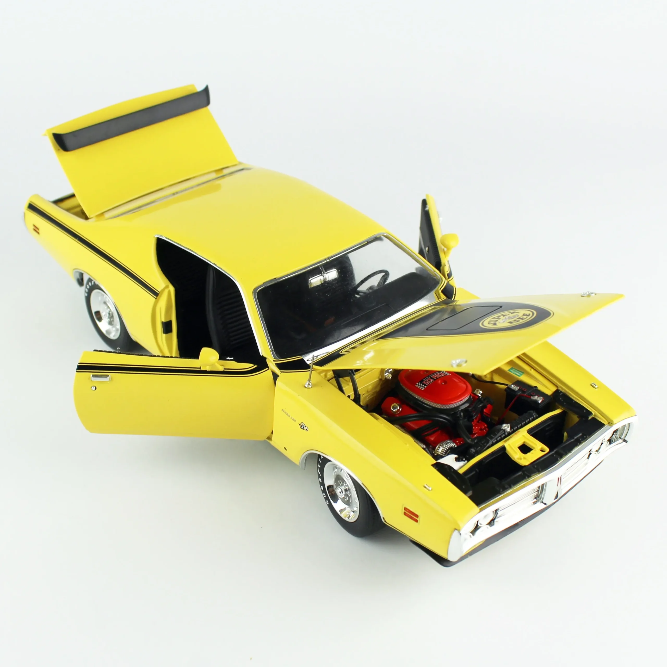 1/18 1971 Dodge Charger Super Bee Diecast Araba Modeli, AutoWorld AMM1315 - Görsel 3