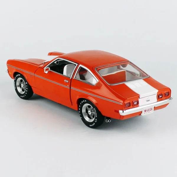1/18 1973 Chevrolet Vega GT (Class of 1973) Bright Orange Diecast Araba Modeli, AutoWorld AMM1319 - Görsel 2