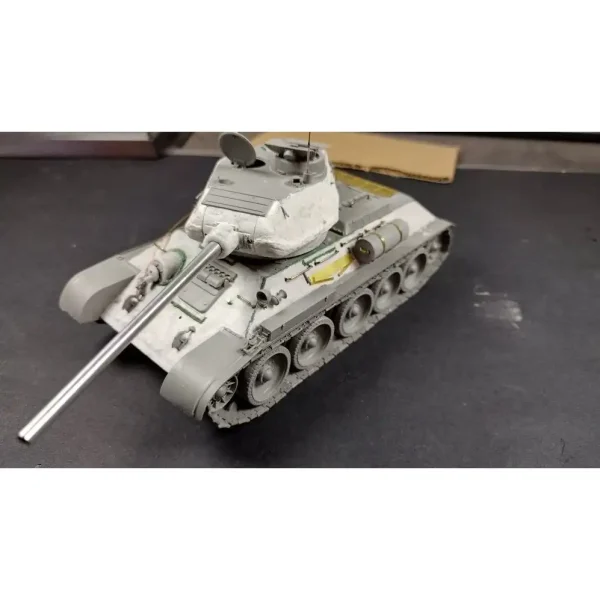 Border BT-027, 1/35 T-34/85 Tankı Metal Namlu ve 5 Resin Figürlü Plastik Maketi - Görsel 2