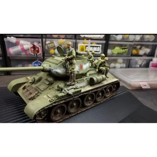 Border BT-027, 1/35 T-34/85 Tankı Metal Namlu ve 5 Resin Figürlü Plastik Maketi - Görsel 3